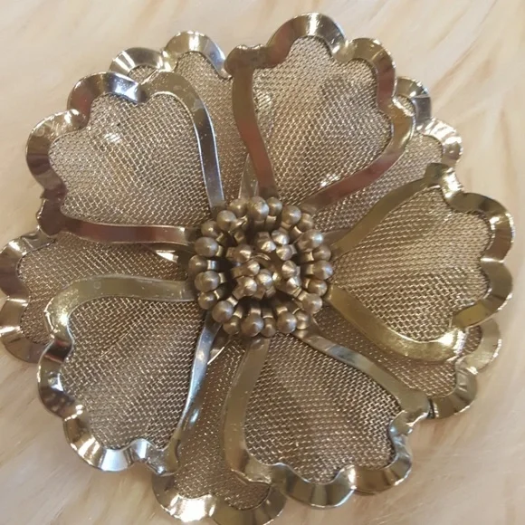 VINTAGE SIGNED "BED" METAL MESH FLOWER BROOCH - Picture 1 of 2